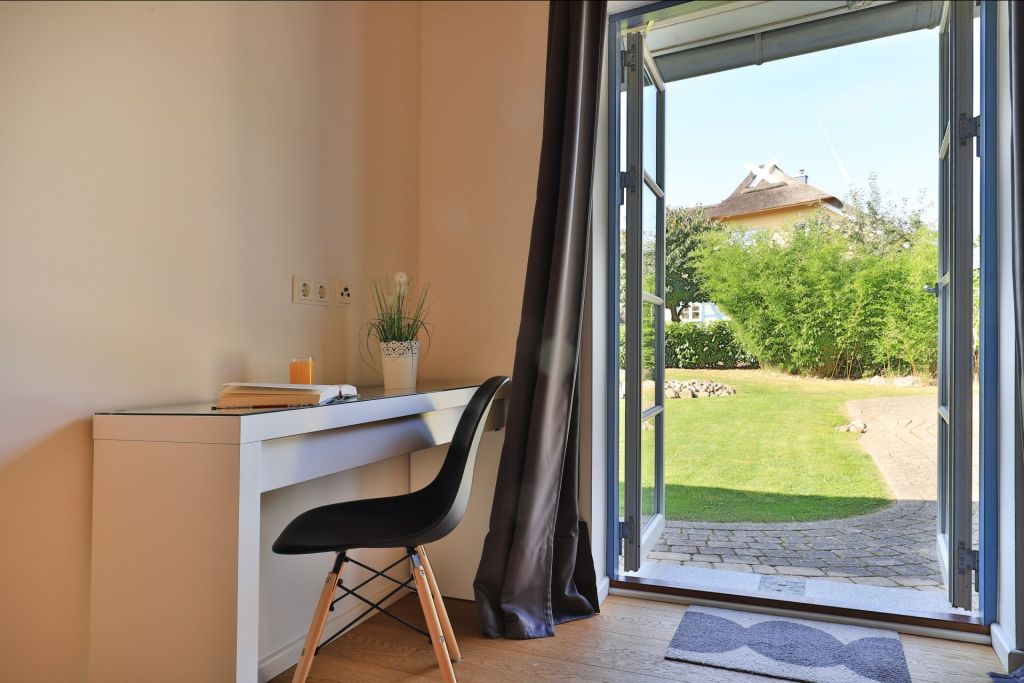 Smutje, Ferienhaus - Blick in das Schlafzimmer mit Schreibtisch im EG