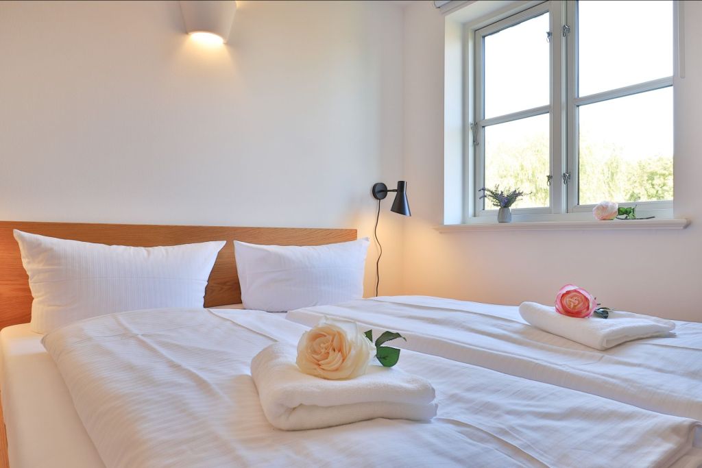 Smutje, Ferienhaus - Blick in das Schlafzimmer mit offenen Balken