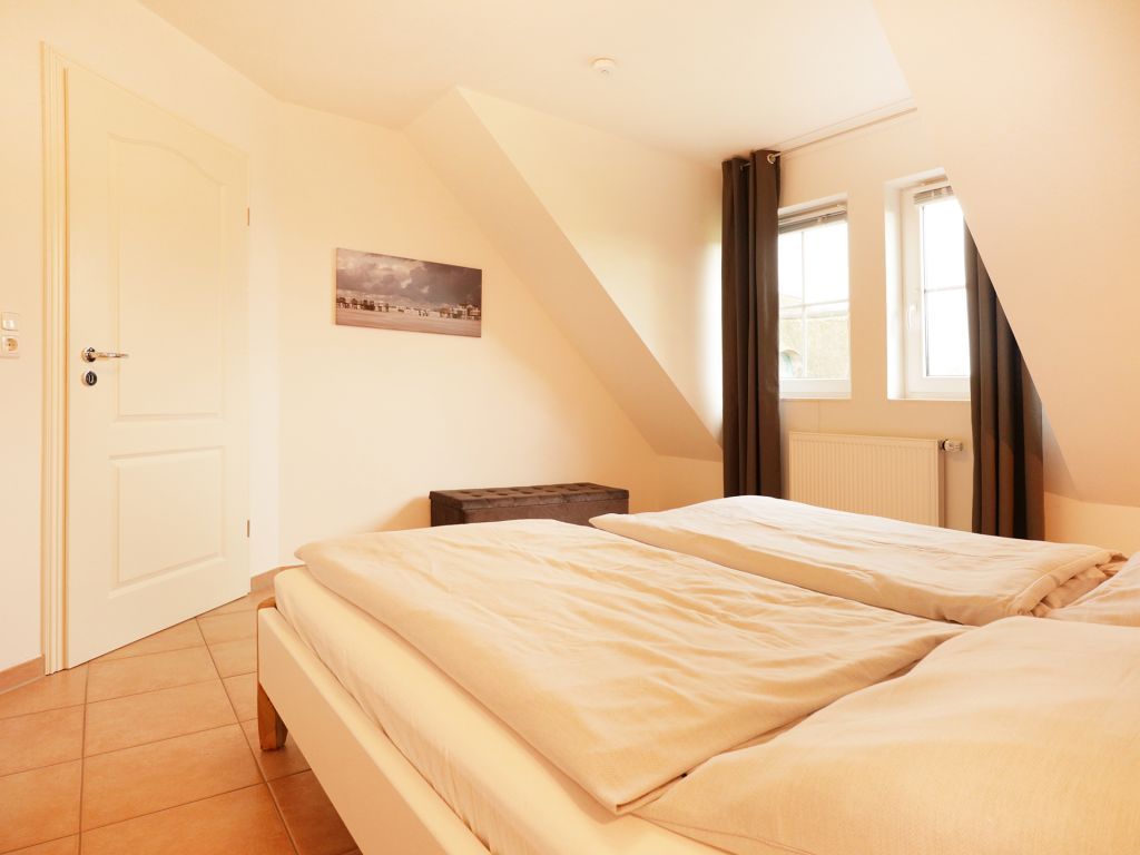 Ostseeblick 03 - Blick in das untere Schlafzimmer mit einem Doppelbett