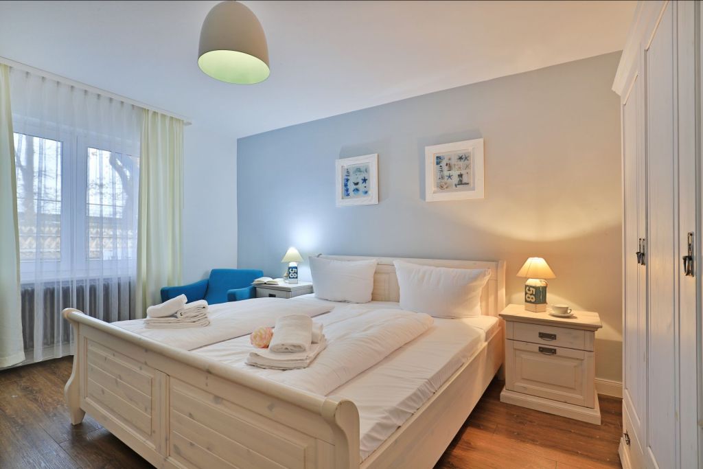 Strandhafer Whg. 2 - Blick in das Schlafzimmer mit großem Doppelbett
