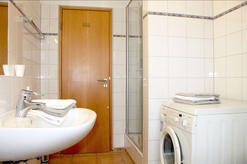 Villa Sonnengarten Whg. Sog5 - Blick in das Tageslichtbad mit Dusche