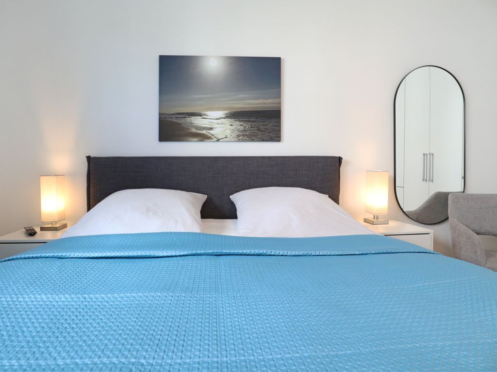 Weiße Villen Whg.25 Walfisch - Blick in das Schlafzimmer mit einem Boxspringbett