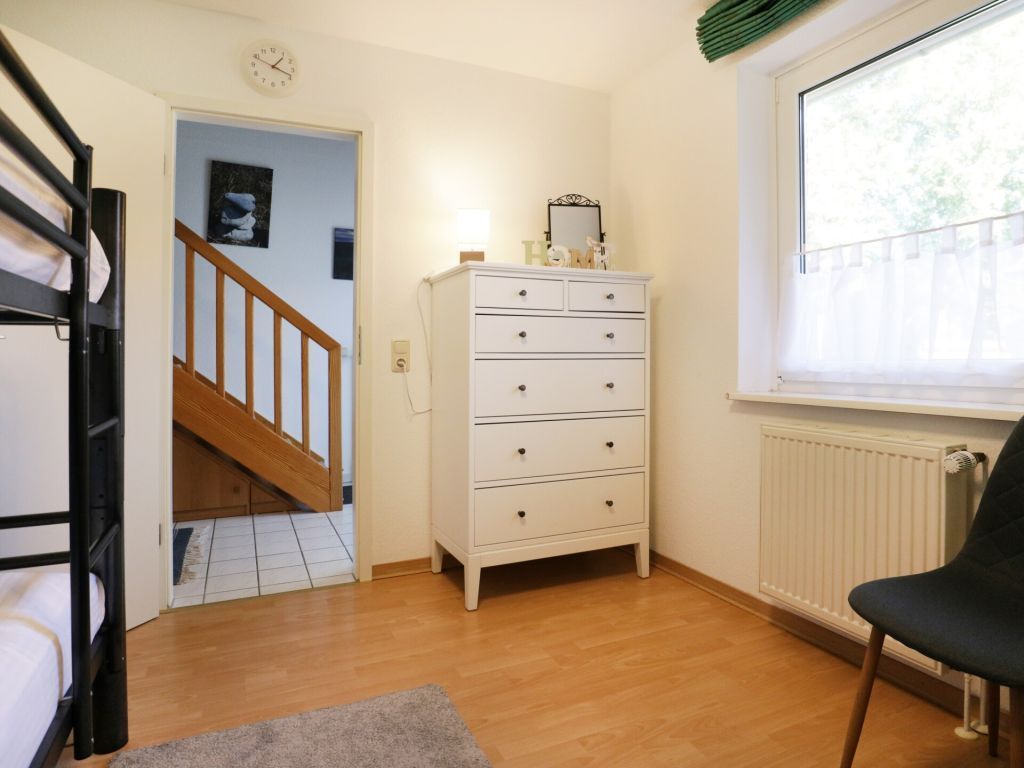 Urlauberdorf 50a - Blick in das Schlafzimmer im Erdgeschoss