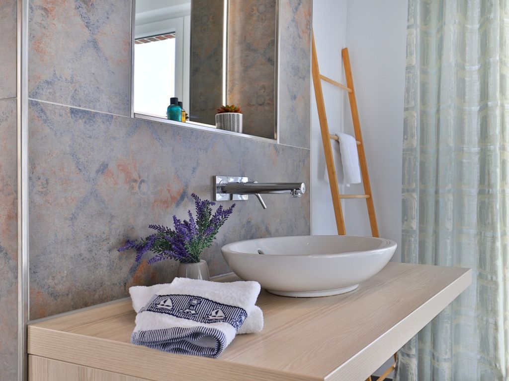 3 Meeresperlen Strandhaus - Blick in das Badezimmer im OG mit Sauna 