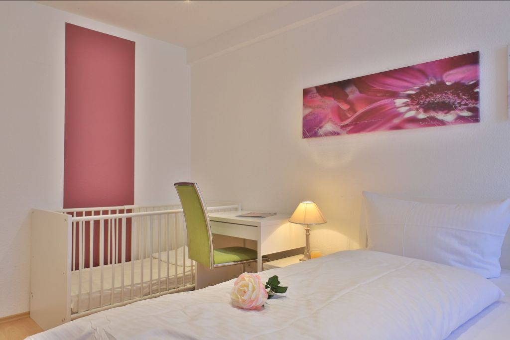 Seebach Whg. S02 - Blick in das Schlafzimmer mit Kindergitterbett