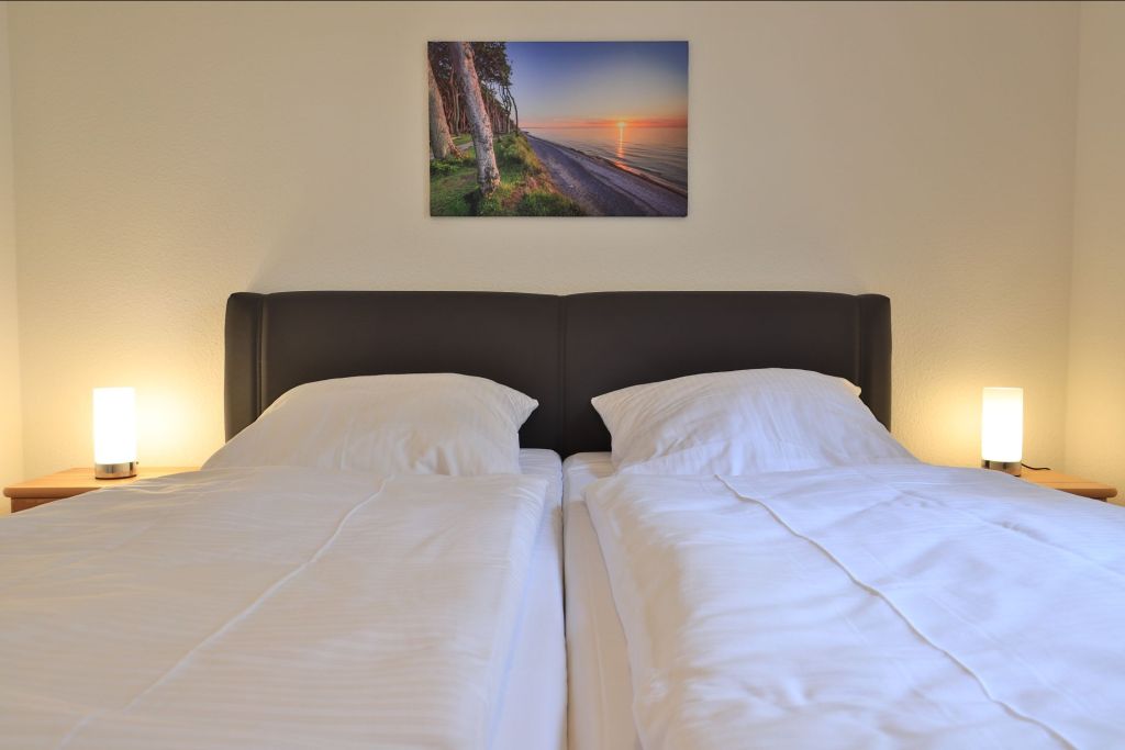 Barendorf Whg. Meyer1 - Blick in das Schlafzimmer mit Boxspringbett