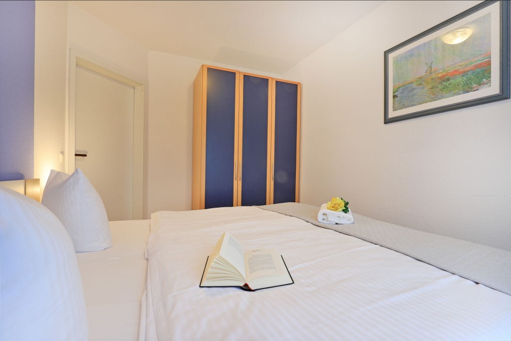 Haus am Teich, Whg. D11 - Blick in das Schlafzimmer mit einem Doppelbett