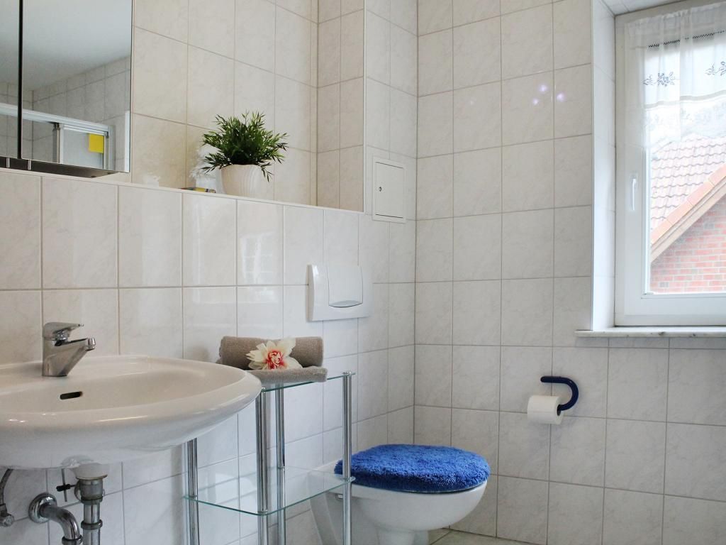 Steiluferring 10 - Blick in das Tageslichtbad mit Dusche