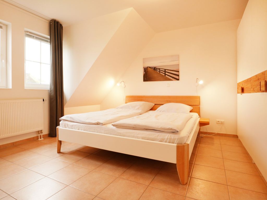 Ostseeblick 03 - Blick in das untere Schlafzimmer mit einem Doppelbett