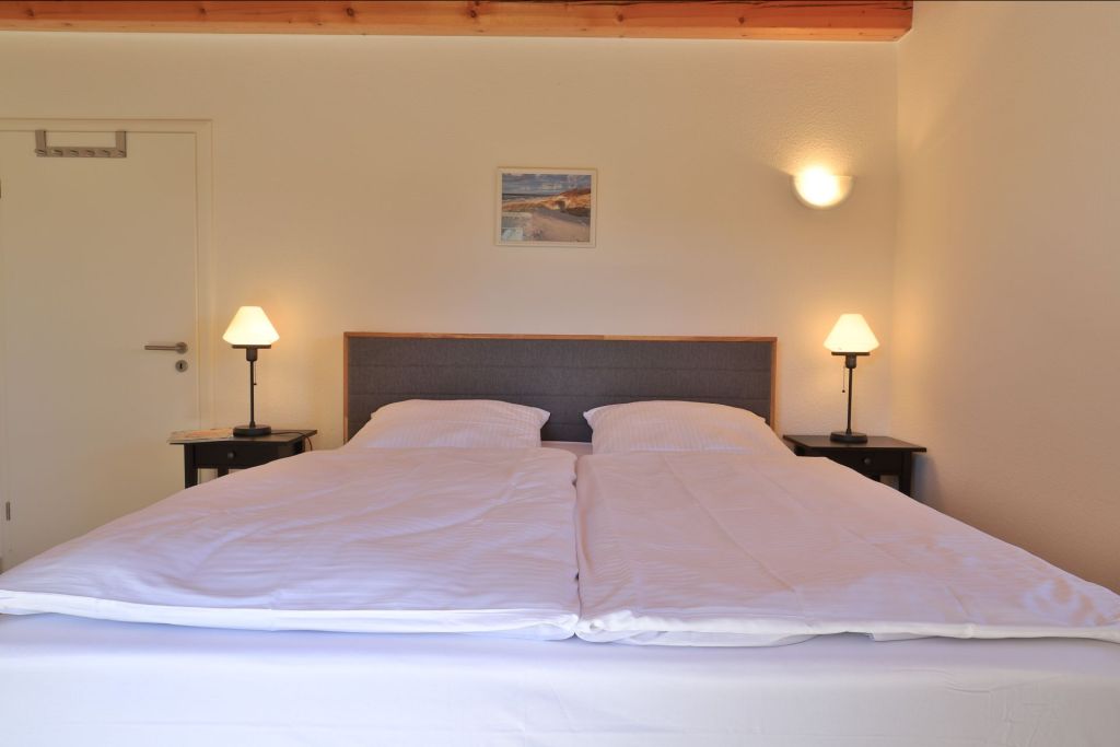 Wellenreiter Ferienhaus - Blick in das Schlafzimmer mit Doppelbett im EG