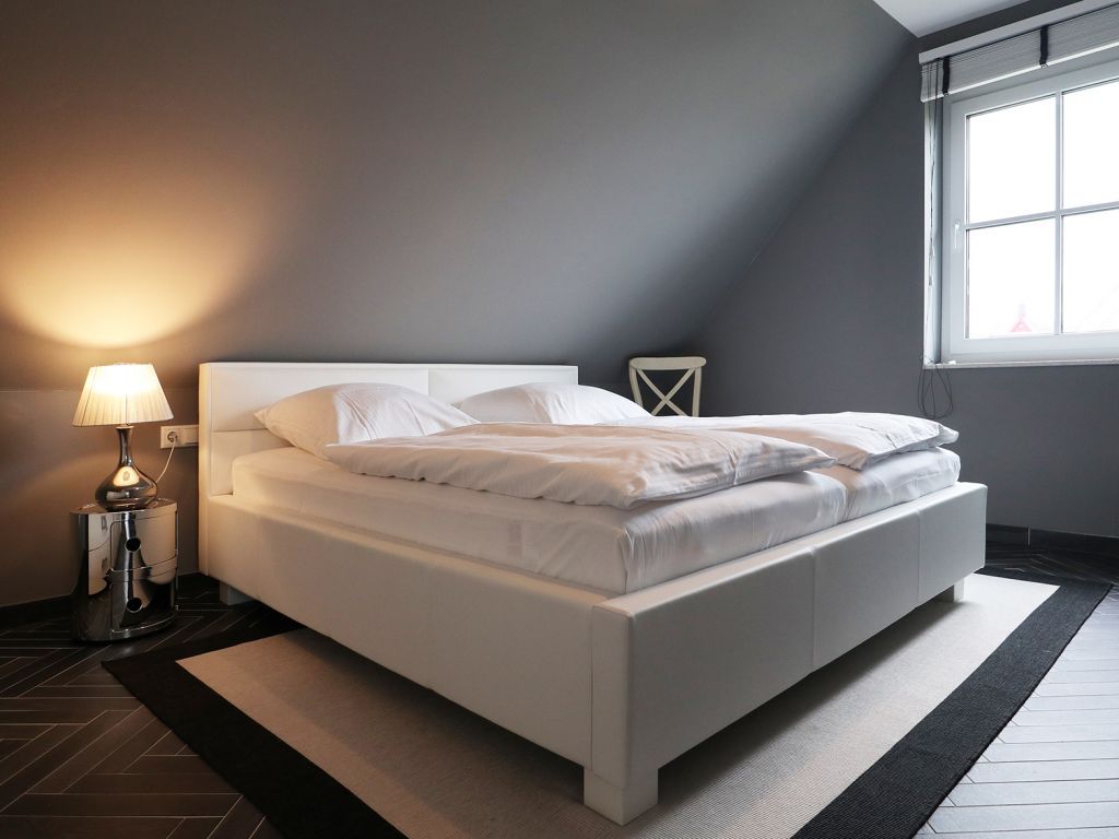 Jolle - Blick in ein Schlafzimmer mit einem Doppelbett im OG