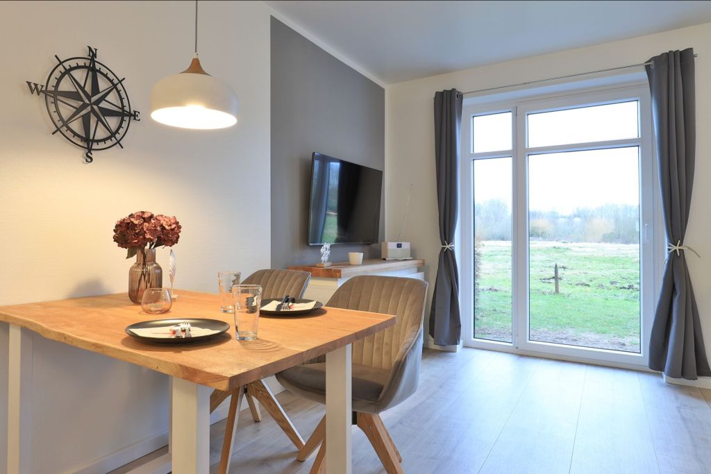 Haffblick Whg. Ha38 - Blick auf den offenen Essbereich und den TV