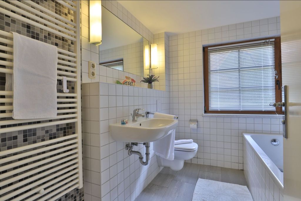 Fischerhaus Whg. Sommerbrise - Blick in das Tageslichtbad mit Wanne 