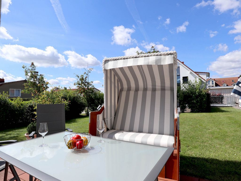 Achtern Diek App.07- möblierte Terrasse mit Strandkorb