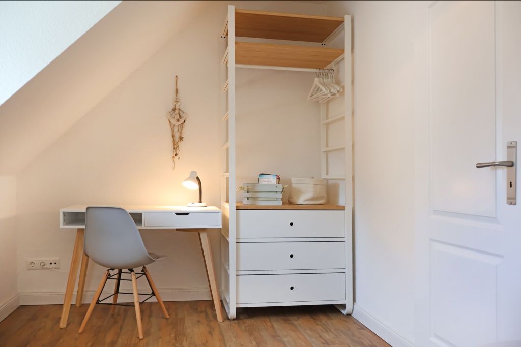 Haus Stranddüne - Blick in das kleine Schlafzimmer mit Schreibtisch