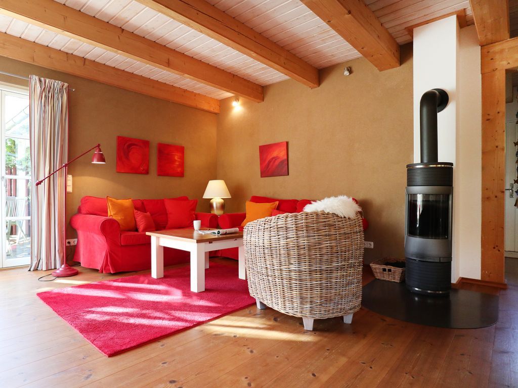 Rotes Haus - Blick auf den gemütlichen Wohnbereich mit Kaminofen