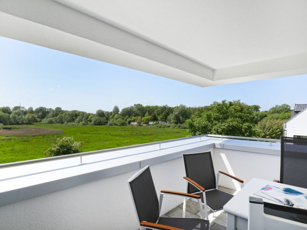 Weiße Villen Whg. 08 - Blick auf den Balkon und die Haffwiesen