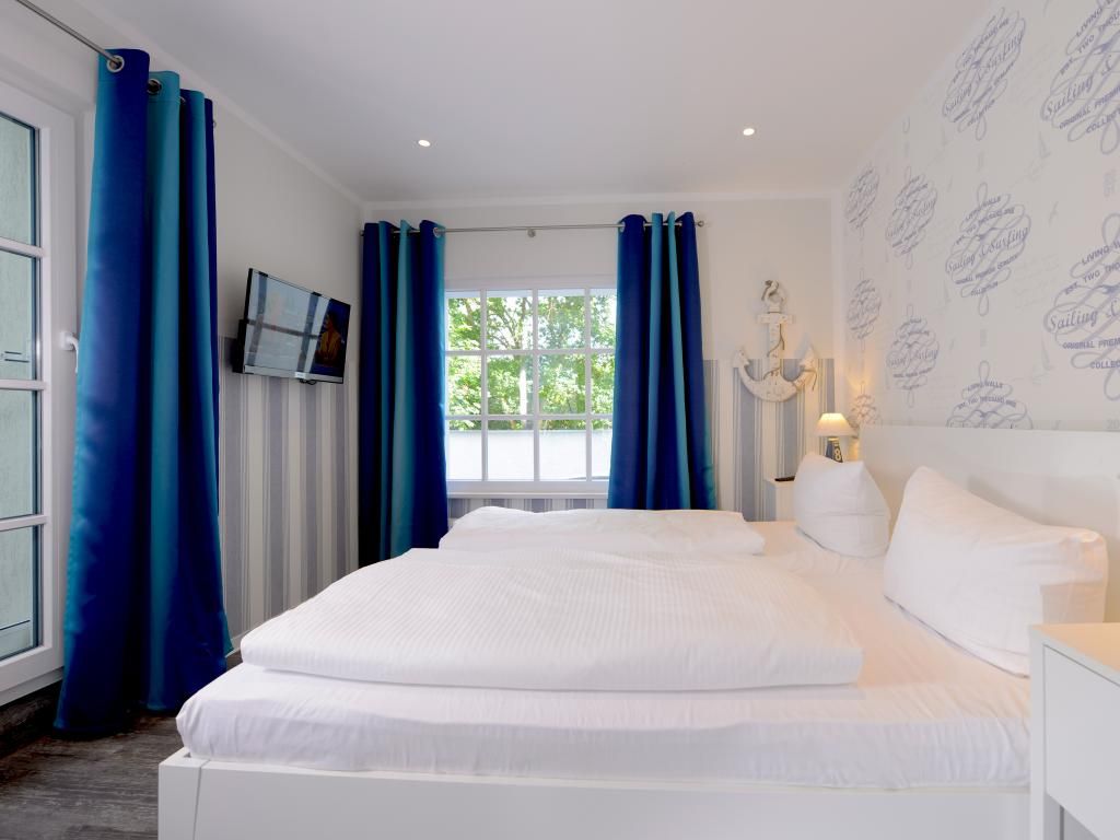 Florida App.4 Donnerstag - Blick in das Schlafzimmer mit Balkon