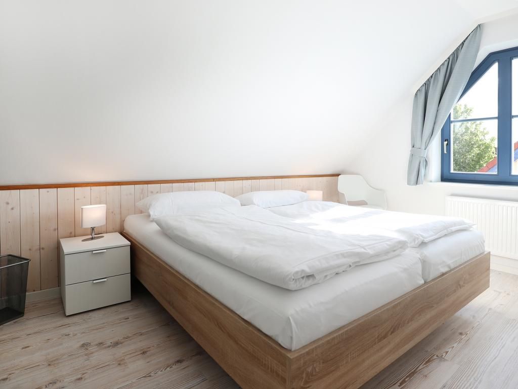Papillon Whg. Pa12/5 - Blick in das Schlafzimmer oben rechts mit TV