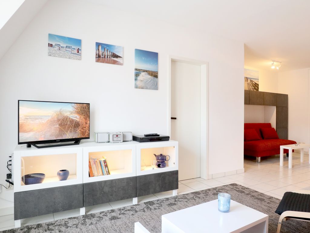 Seebach Whg. S23 - Blick vom Sofa auf den TV und das Schlafsofa