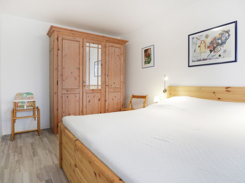 Likedeeler Whg. Li30 - Blick in das Schlafzimmer mit großem Kleiderschrank
