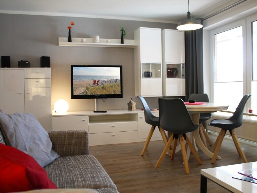 Mariannenweg Whg. 2- Blick auf den Wohn-/ Essbereich mit TV