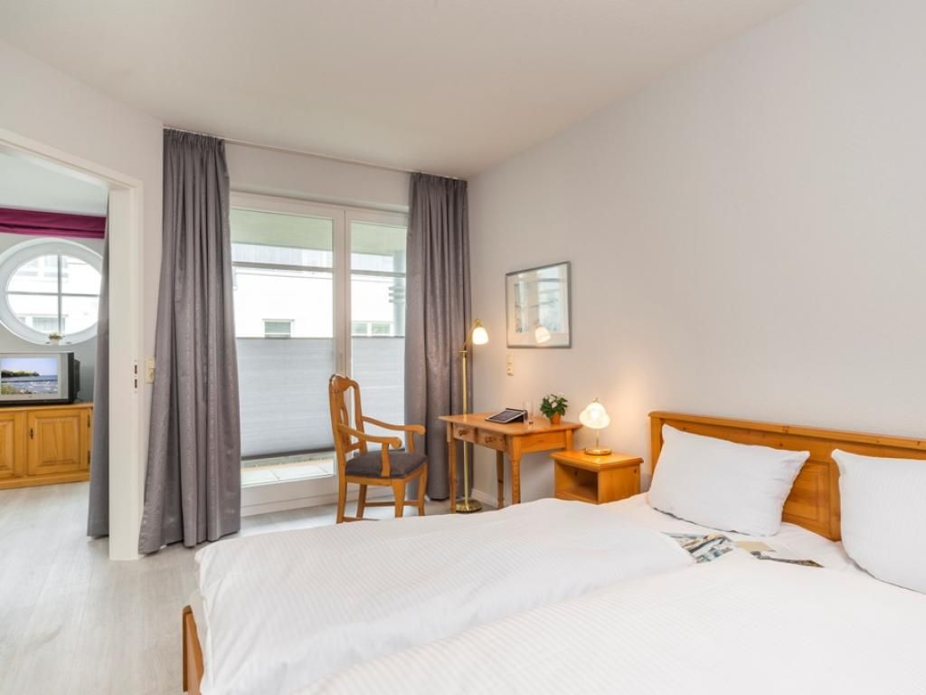 DBL28- Blick auf das Doppelbett im Schlafzimmer