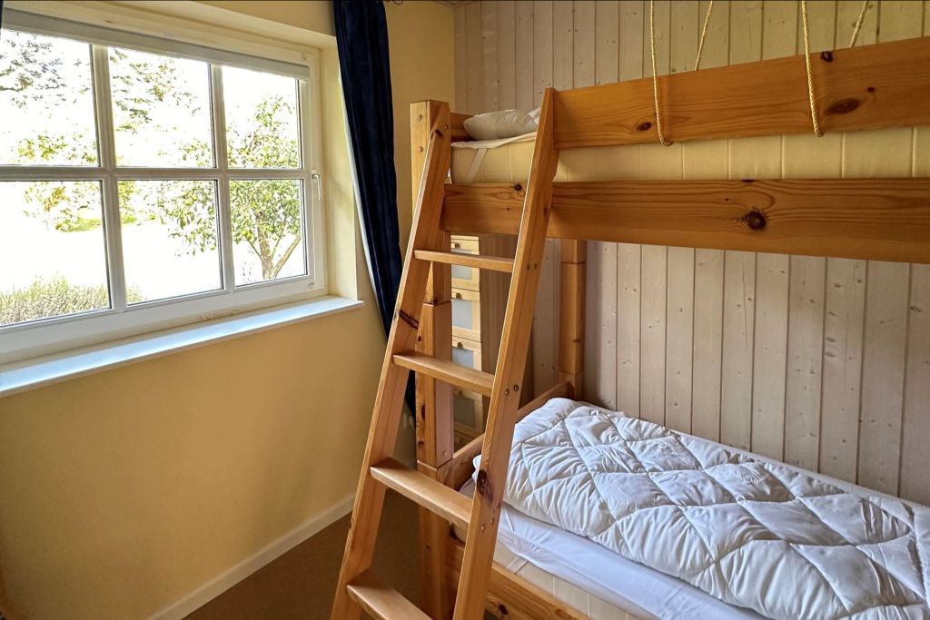 Landhaus Uhlenbusch - Blick in ein Schlafzimmer mit Etagenbett im EG