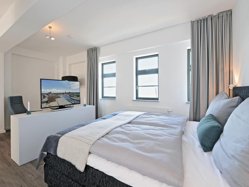 Ohlerich Speicher App.47- Schlafbereich mit Doppelbett und TV
