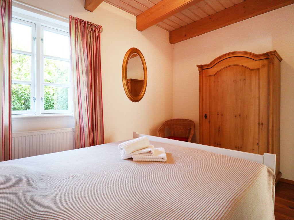 Rotes Haus - Blick in das Schlafzimmer im Erdgeschoss