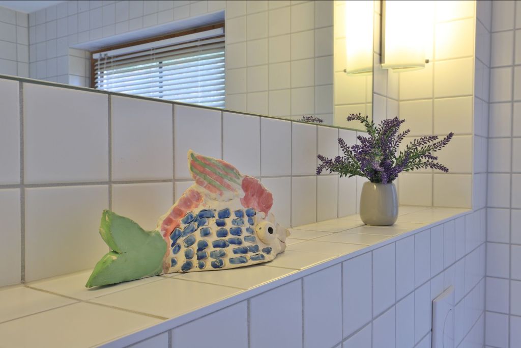 Fischerhaus Whg. Sommerbrise - Blick in das Tageslichtbad mit Wanne 