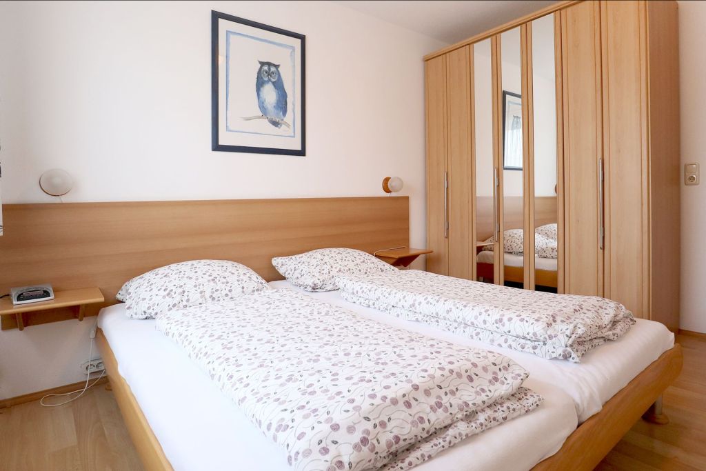 Haffblick Whg. Ha06 - Blick in das Schlafzimmer mit großem Kleiderschrank