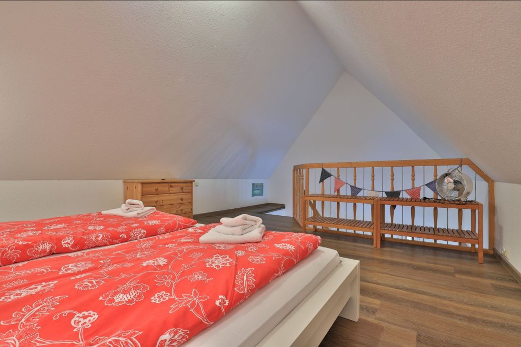Fischerhaus Whg. Sonnenaufgang - Blick auf offenen Schlafbereich im Spitzboden