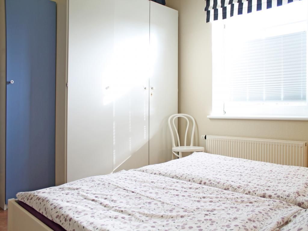 Whg. Lübeck - Blick in das Schlafzimmer mit einem Doppelbett