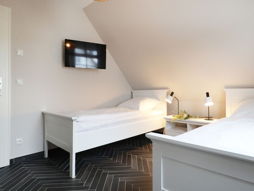 Jolle - Blick in ein Schlafzimmer mit zwei Einzelbetten im OG