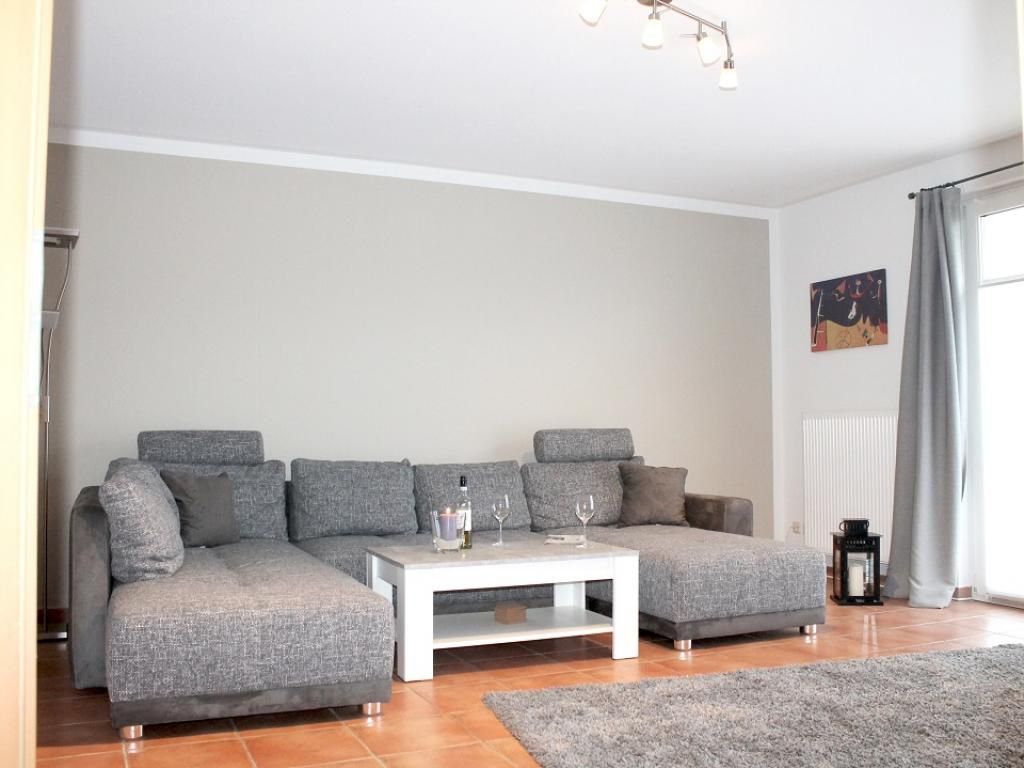 Strandhaus Whg.5- Wohnbereich mit großem Sofa