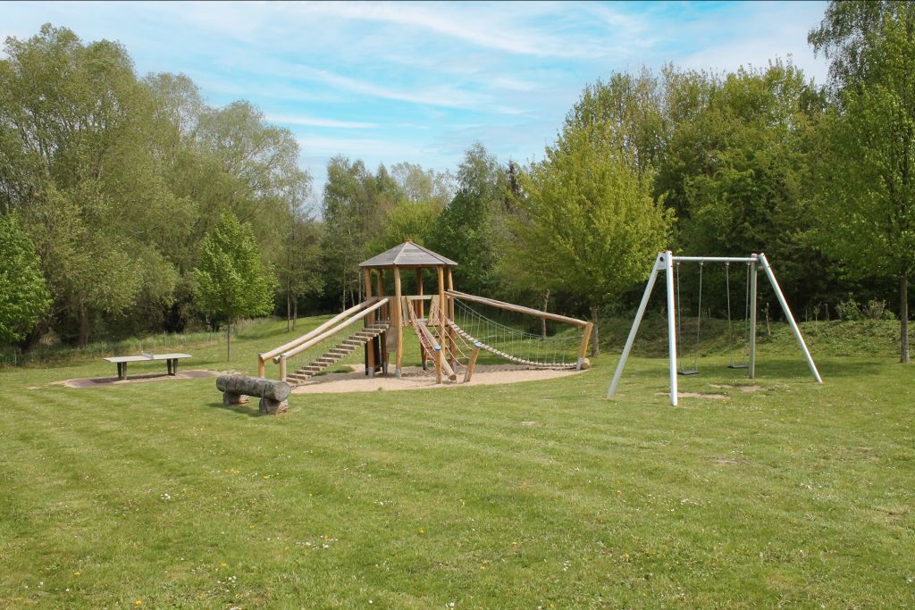 Urlauberdorf - Blick auf den Spielplatz hinter den Häusern 54-55