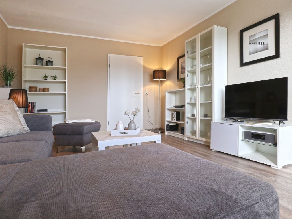Mariannenweg Whg. M08 - Blick auf das Sofa und den TV