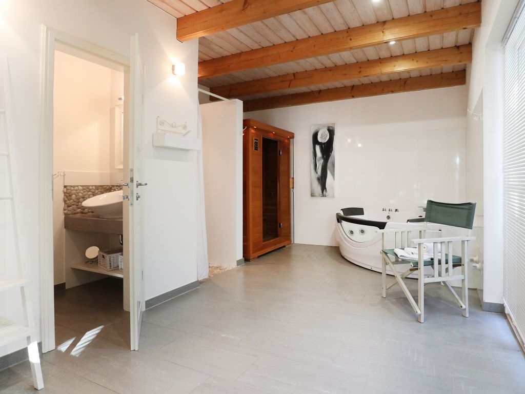 Rotes Haus - Blick in das Vollbad im Erdgeschoss