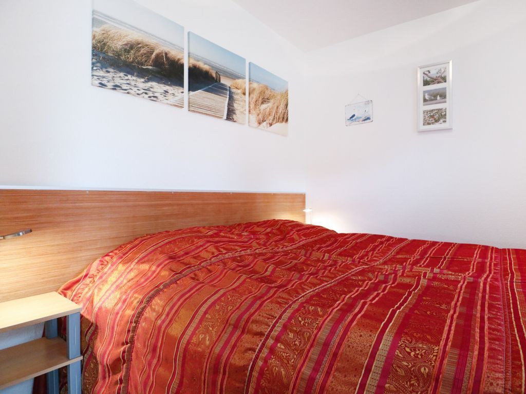 Urlauberdorf 23b - Blick in das Schlafzimmer im EG