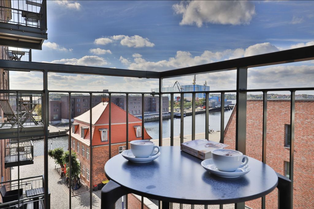 Ohlerich Speicher App. 28 - Blick auf den Balkon mit Blick auf den Alten Hafen