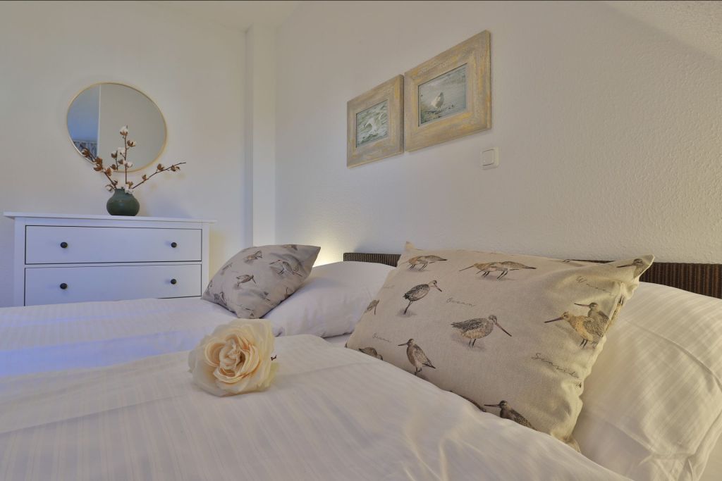 Kiekut - Blick in das Schlafzimmer mit einer Kommode