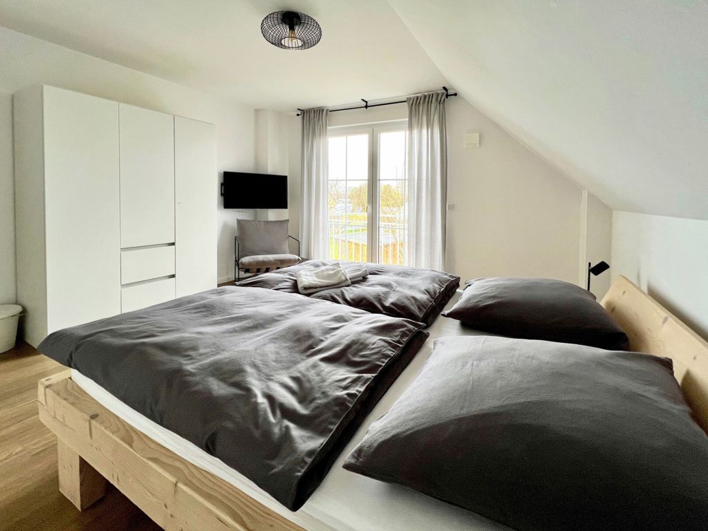 Sonnenliebe - Blick in ein Schlafzimmer mit TV