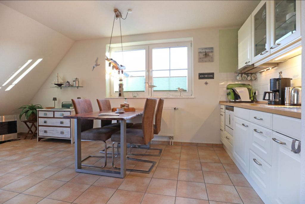 Padua - Blick auf den offenen Essbereich mit Küchenzeile