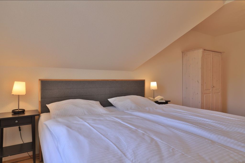 Wellenreiter Ferienhaus - Blick in das Schlafzimmer mit Doppelbett im OG