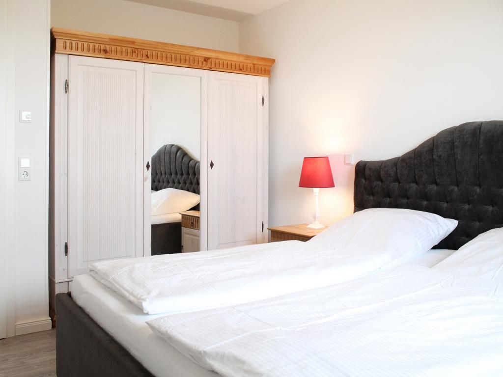 Reethaus 16b - Blick in das linke Schlafzimmer im OG
