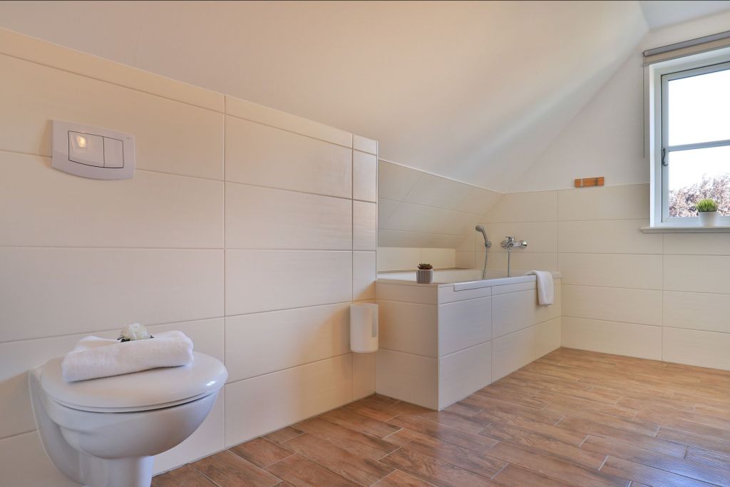 Smutje, Ferienhaus - Blick in das Vollbad im OG
