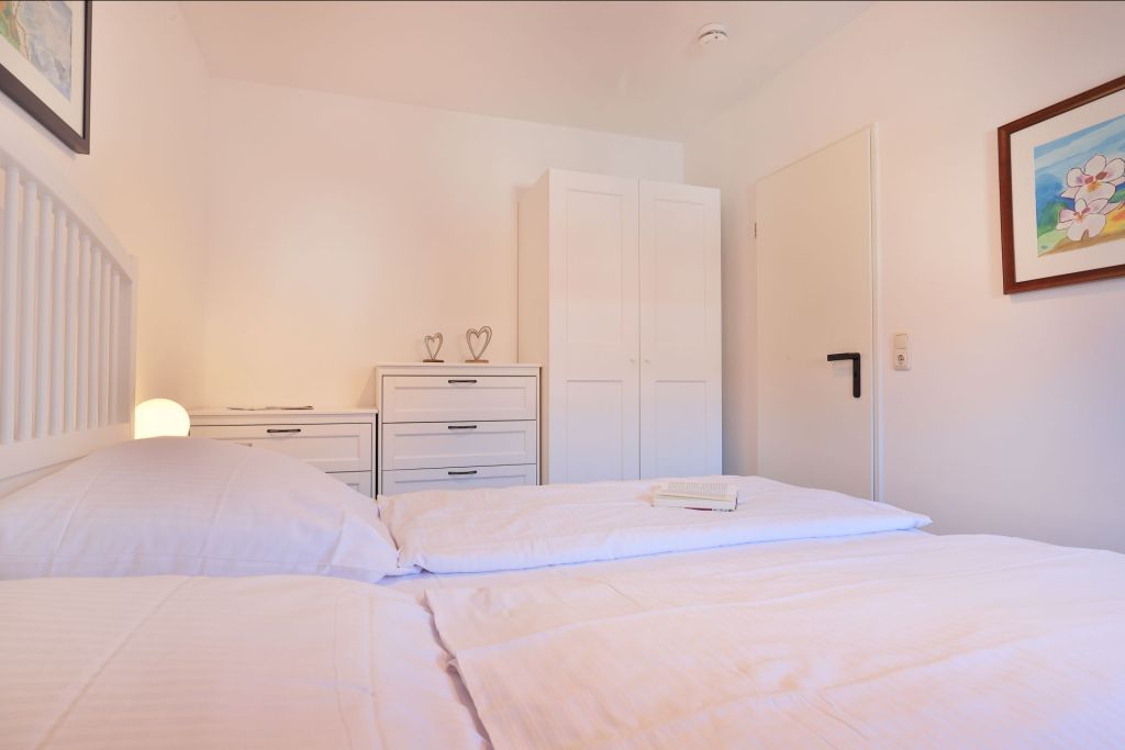 Seebach Whg. S23 - Blick in das Schlafzimmer mit viel Platz für Ihre Garderobe