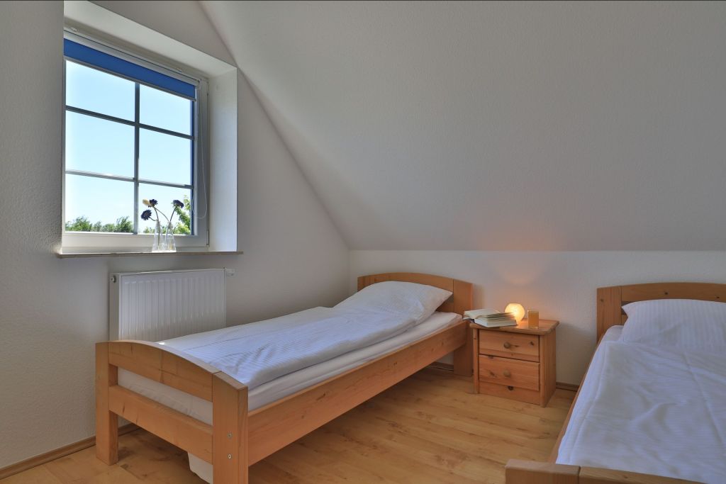 Wellenreiter Ferienhaus - Blick in das 2. Schlafzimmer mit 2 Einzelbett im OG