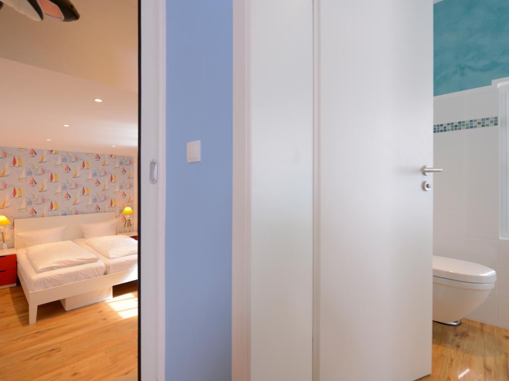 Florida App.5 Freitag - Blick in das eine Schlafzimmer mit Duschbad